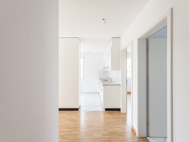 Bei den Fotos handelt es sich um sinngemässe Bilder einer baugleichen Wohnung.