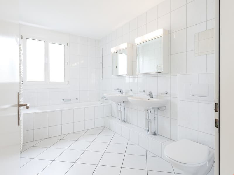 Bei den Fotos handelt es sich um sinngemässe Bilder einer baugleichen Wohnung.
