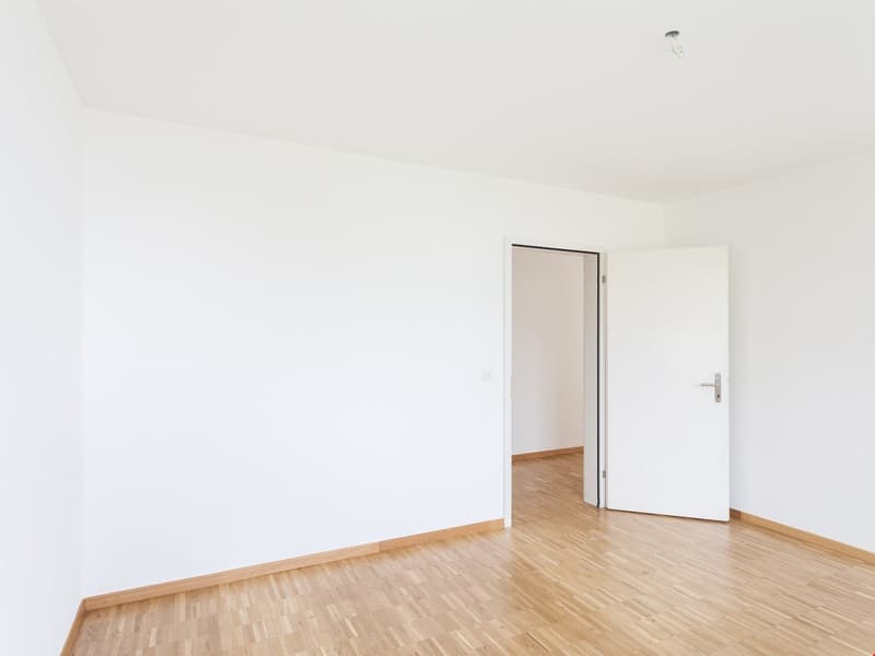 Bei den Fotos handelt es sich um sinngemässe Bilder einer baugleichen Wohnung.