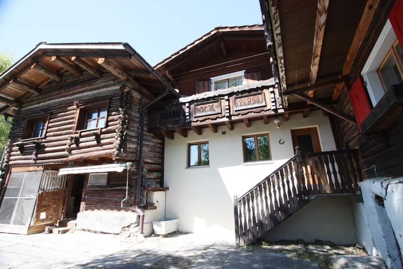 Chalet-Blockhaus mit Stall und Wiese (4)