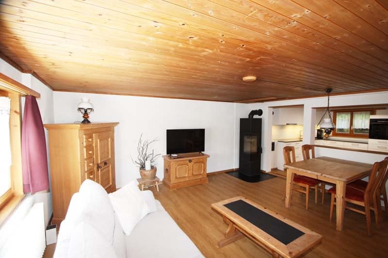 Chalet-Blockhaus mit Stall und Wiese (6)