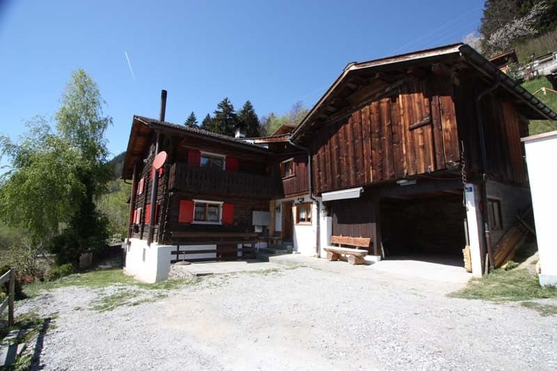 Chalet-Blockhaus mit Stall und Wiese (1)