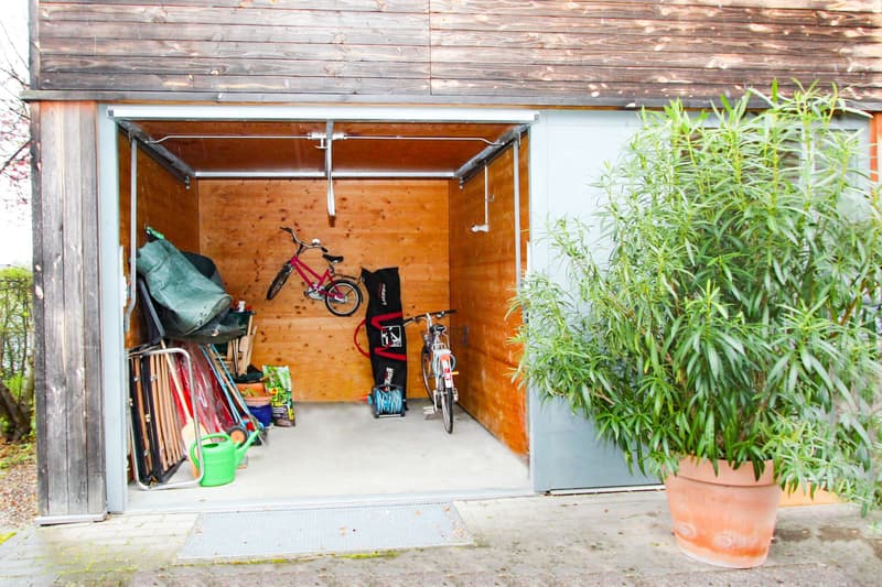 Kleine Garage für Fahrräder und Gartengeräte