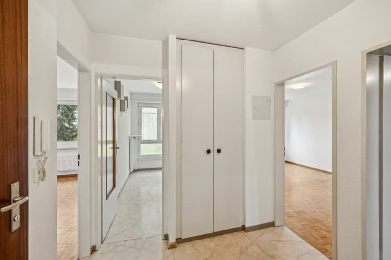 Praktischer Eingangsbereich mit Einbauschrank
