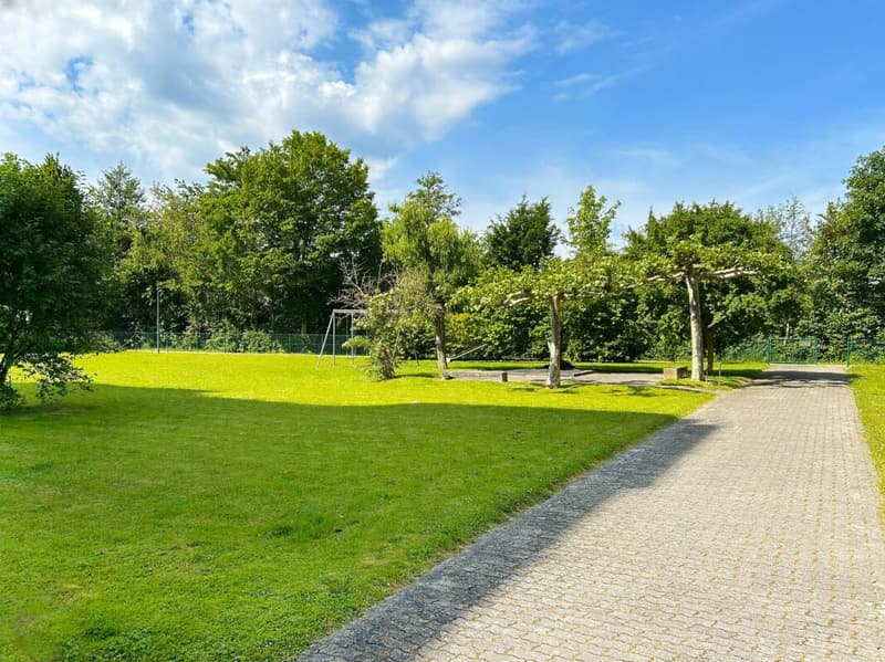 Einziehen und geniessen: Gepflegte 4-Zimmerwohnung mit Balkon und Weitblick (17)
