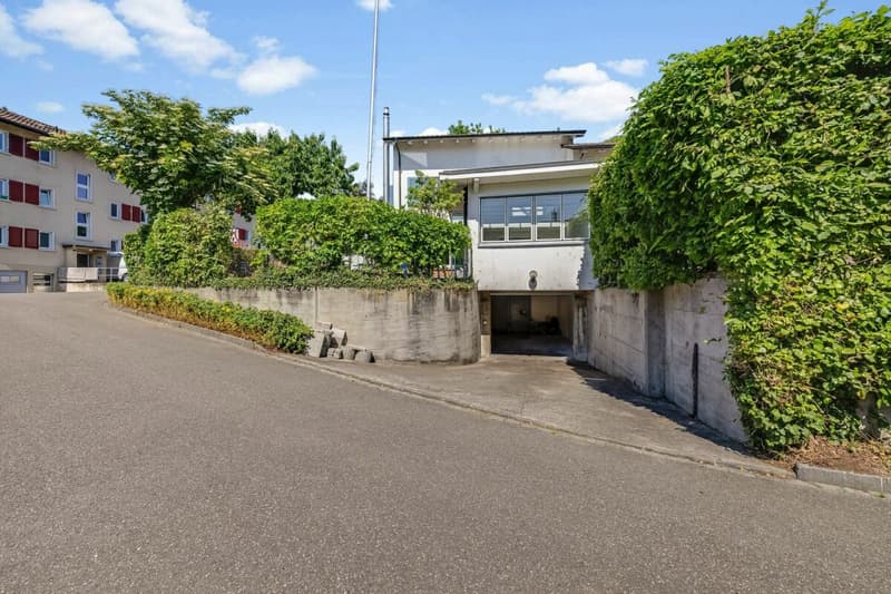 Zufahrt zur Garage auf der Rückseite des Hauses