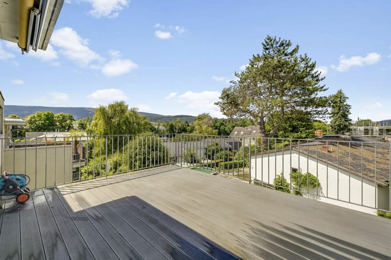 Terrasse West mit Blick Richtung Biel-Benken