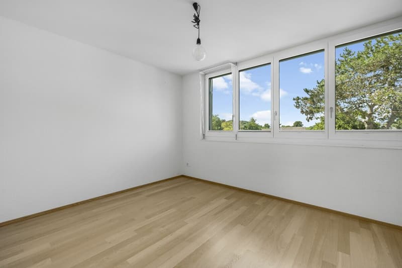 Das grosse Schlafzimmer mit viel Tageslicht