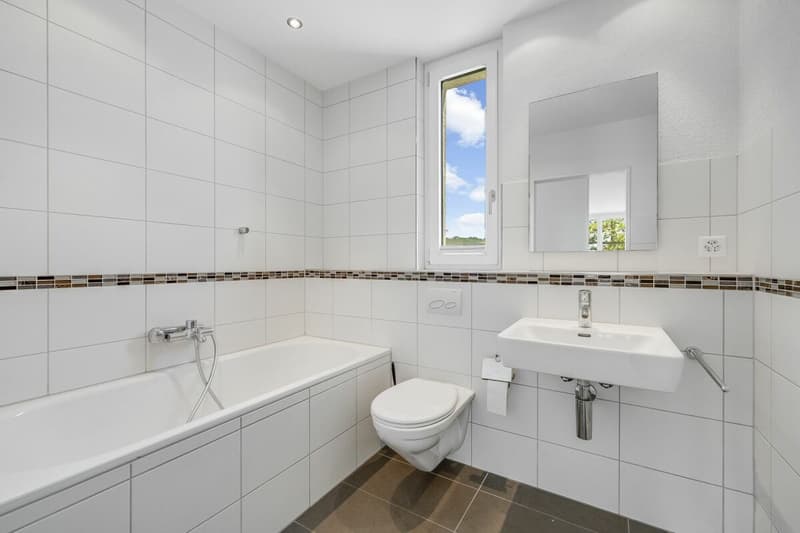 Grösseres Badezimmer mit Badewanne