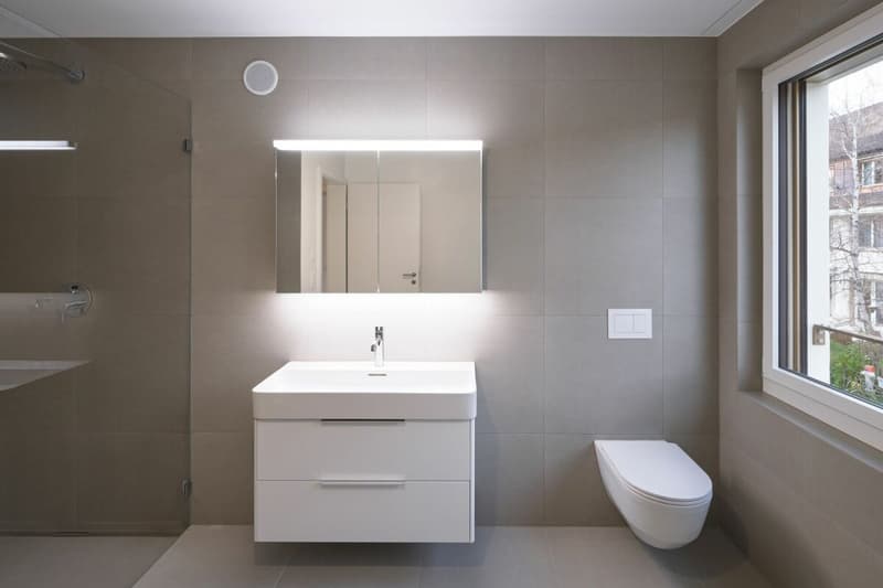 Badezimmer ausgestattet mit Badewanne und Dusche
