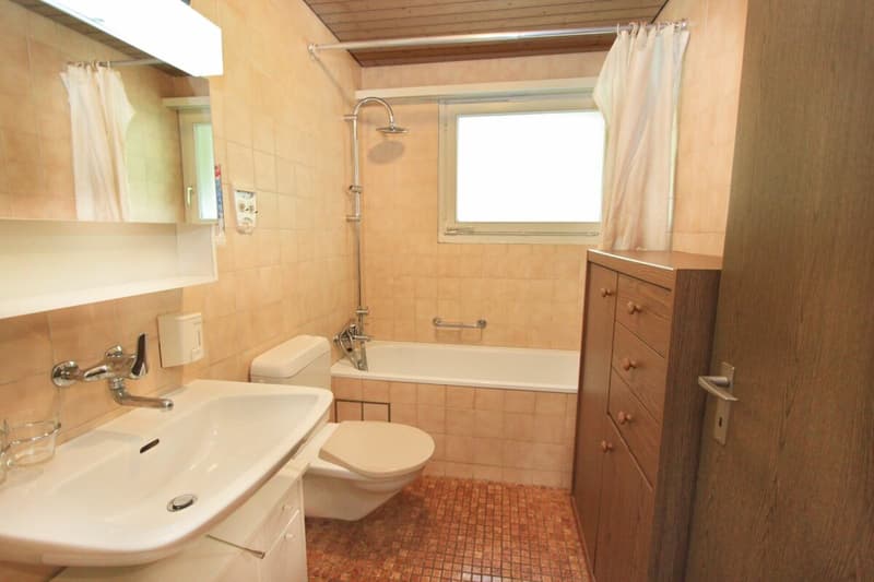 Das Badezimmer mit Tageslicht ist funktionsfähig bietet jedoch auch Renovationspotenzial