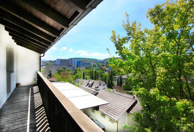 Der Balkon verbindet die beiden Zimmer und bietet Privatsphäre und einen schönen Blick in die Weite.