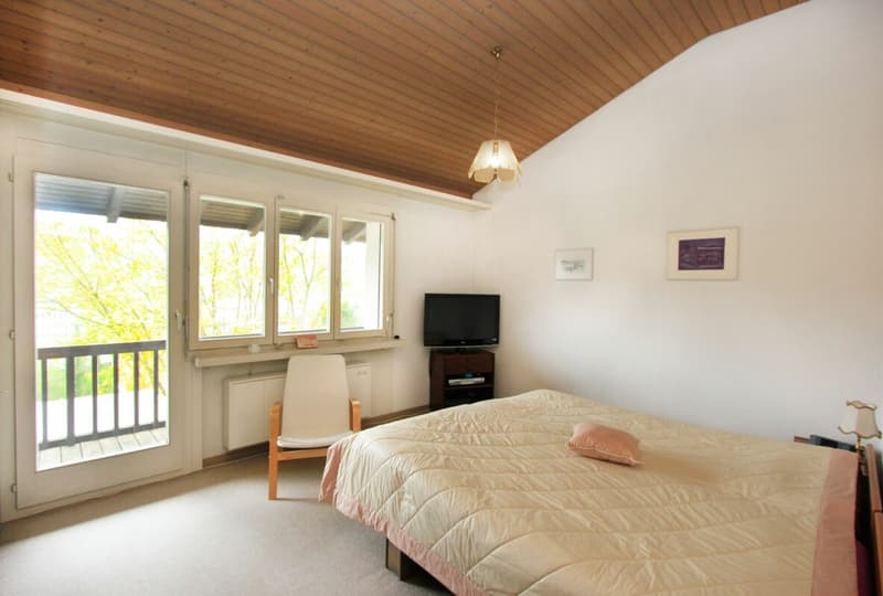 Das grosse Schlafzimmer im Obergeschoss hat einen direkten Zugang zum Balkon