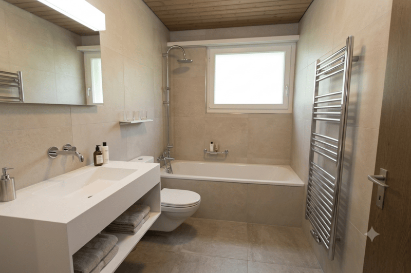 Vielleicht würde Ihnen ein schlichtes und modernes Badezimmer mit grauen Platten gefallen (Visualisierung)