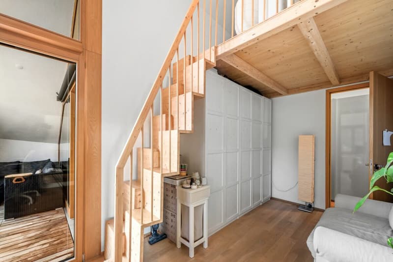 Zugänglich über eine stilvolle Holztreppe