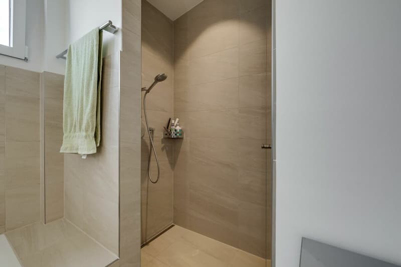 ... und einer grossen Dusche im Badezimmer