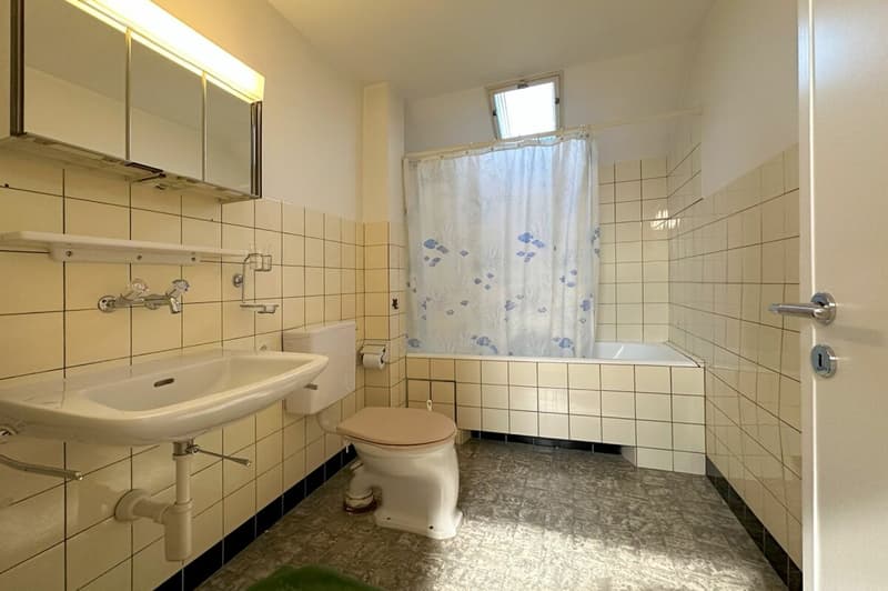 Badezimmer mit Badewanne, WC, Lavabo und Dachfenster