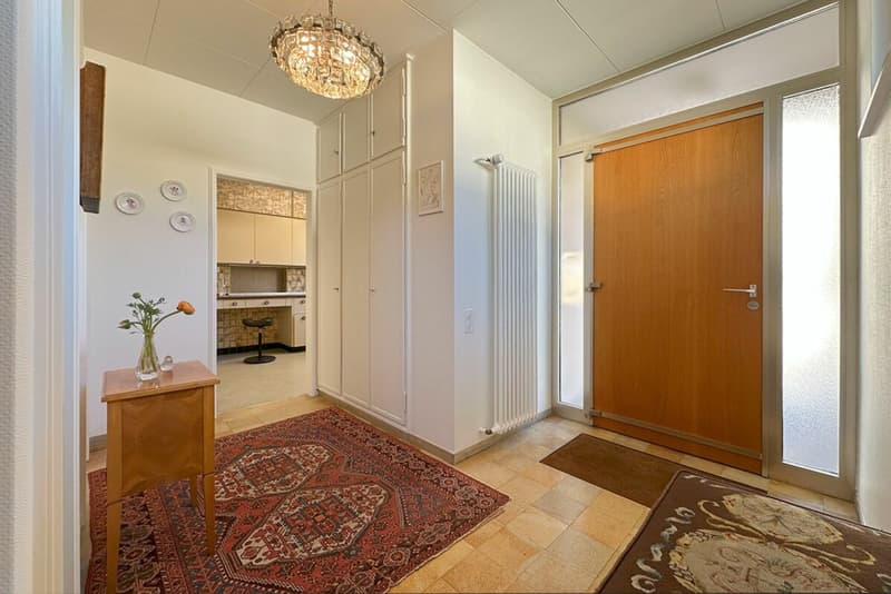 Heller Entréebereich mit Einbauschrank