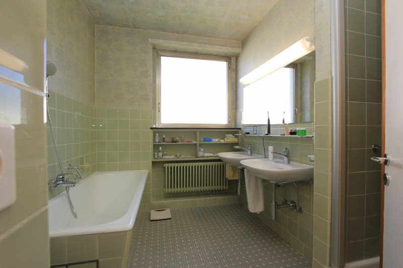 Badezimmer mit Badewanne, Dusche, WC und Doppellavabo