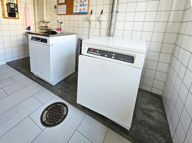 Gemeinschaftswaschküche mit Waschmaschine und Tumbler