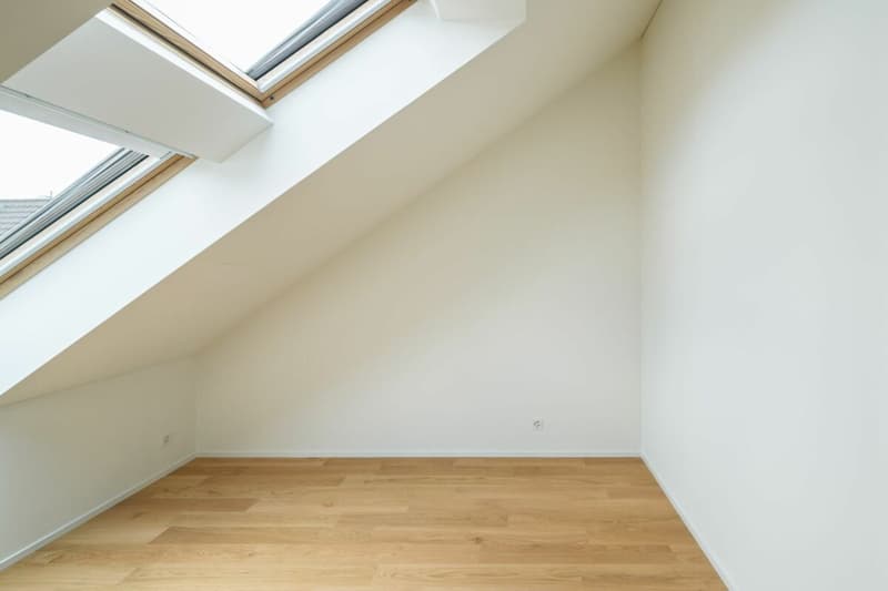 Zimmer 1 mit grossen Dachfenstern für maximalen Lichteinfall