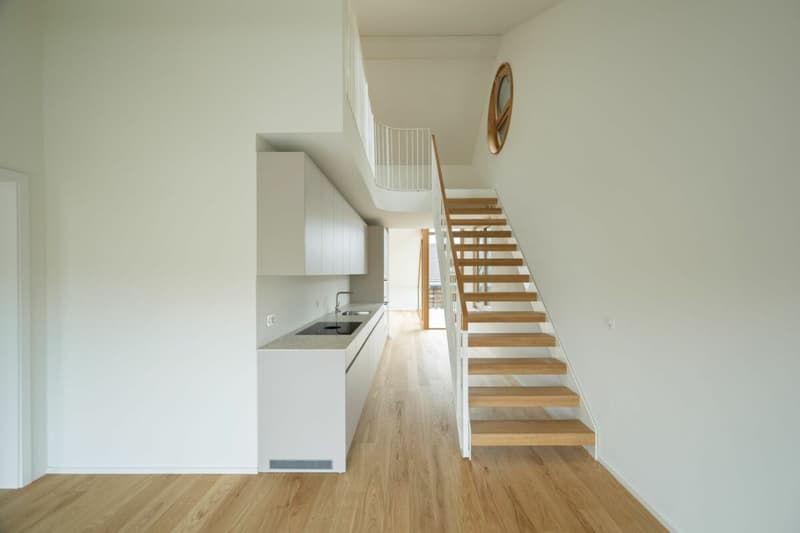 Die schlichte Treppe verbindet die beiden Etagen