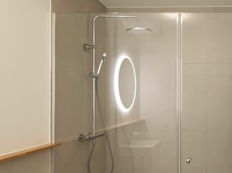 Badezimmer mit Regendusche, WC und Lavabo