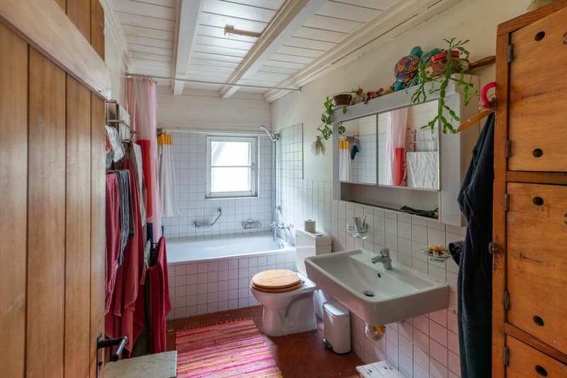 Badezimmer mit Fenster für eine gute Belüftung