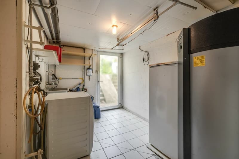 Die Waschküche mit Haustechnik und Ausgang in den Garten