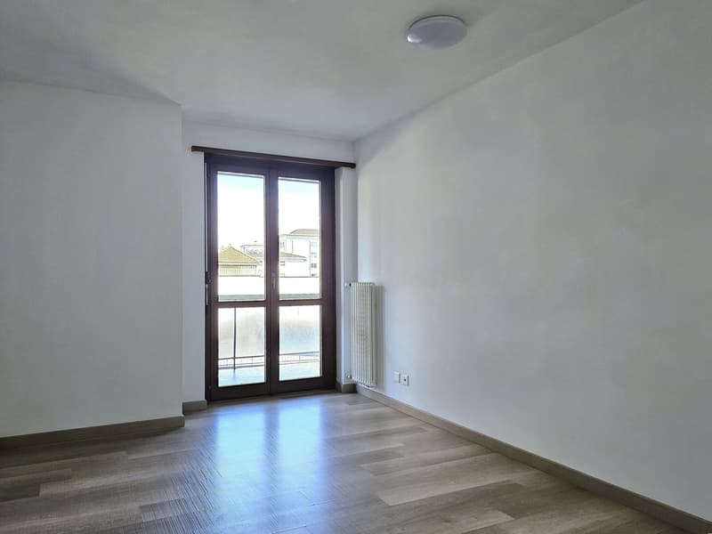 empty room, white walls, wooden floor, sliding glass door, balcony, radiator