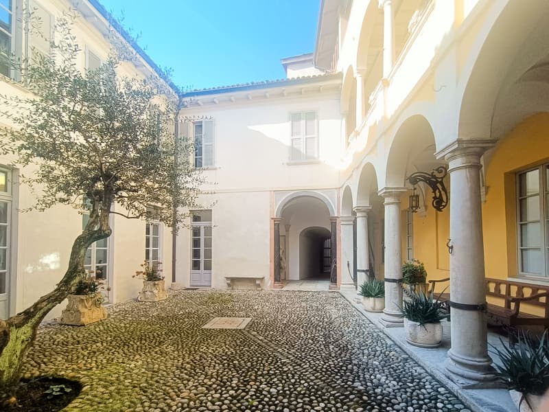 APPARTAMENTO 2.5 LOCALI IN ELEGANTE PALAZZO D'EPOCA (2)