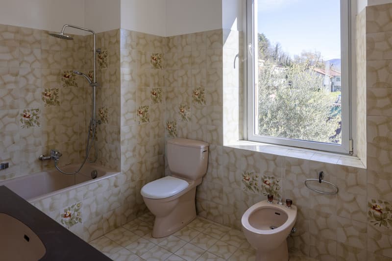 APPARTAMENTO CON GRANDE TERRAZZA E DUE GARAGE (11)