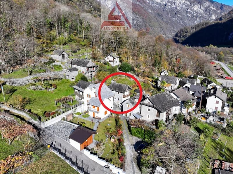 detached house in the village of Valtournanche, with garden, driveway, small outbuilding, private land for parking
