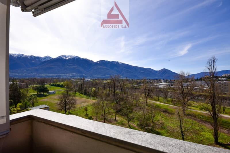 balcony with railing, view of mountains and city