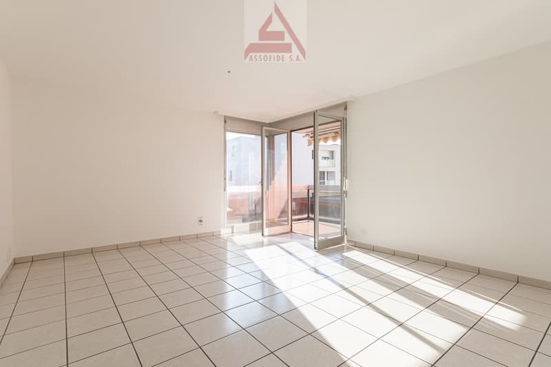 empty room, white tiles, sliding glass doors, balcony