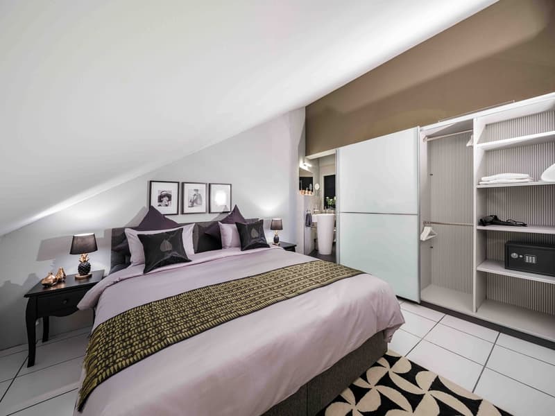 Exclusive Villa with Spectacular Lake and Mountain View (12)