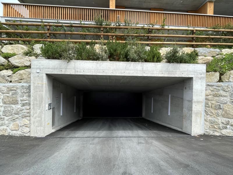 Garagenplatz in moderner Einstellhalle (Behindertenparkplatz) (2)