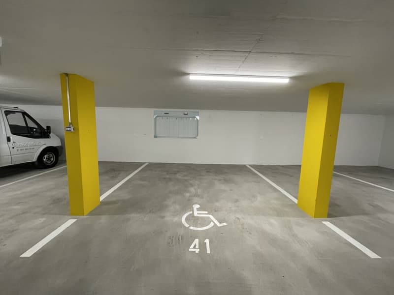 Garagenplatz in moderner Einstellhalle (Behindertenparkplatz) (4)