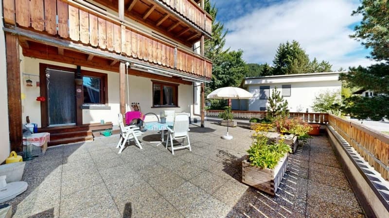 Prendre des bains de soleil dans le quartier résidentiel de Bünda (10)