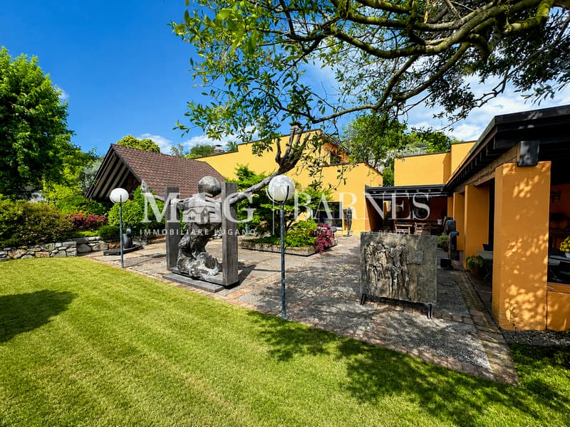 Lussuosa villa in vendita a Comano. Giardino e vista. Da rinnovare. (4)