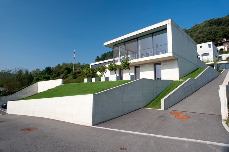 Villa moderna con giardino e piscina (3)