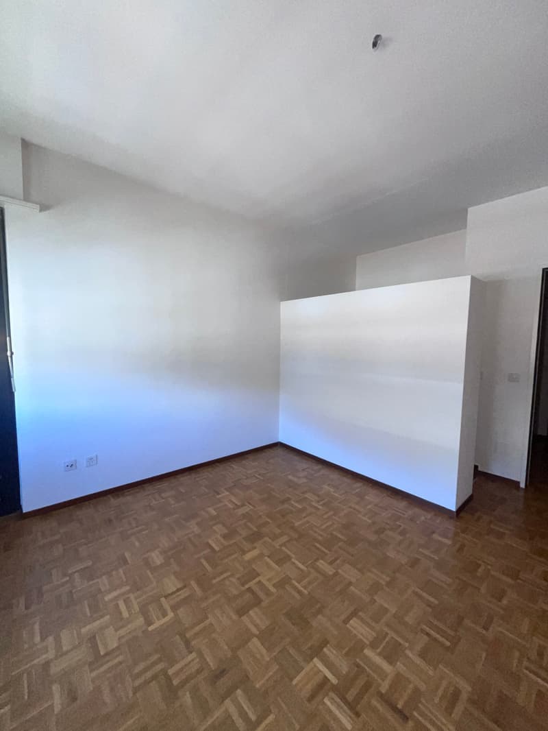 empty room, wooden floor, white walls, power outlets, door