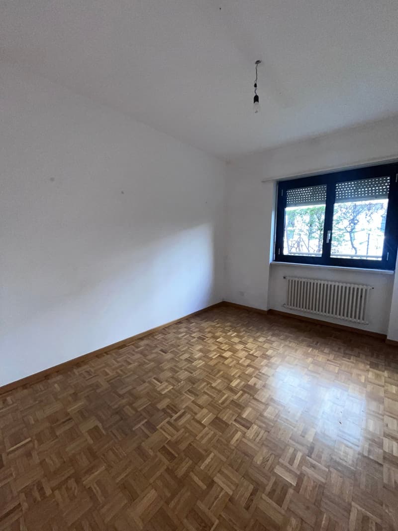 empty room, wooden floor, white walls, window, radiator