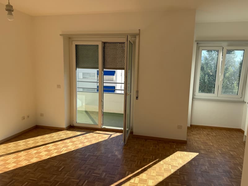 Luminoso appartamento di 3 locali al 5° piano a Chiasso (2)