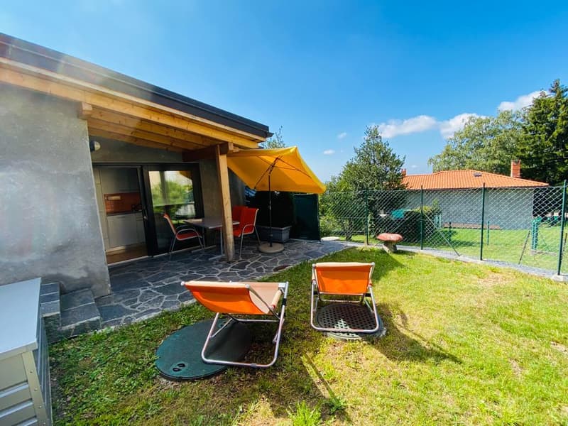 Casa unifamiliare arredata, con veranda e giardino privato in zona tranquilla e soleggiata (8)