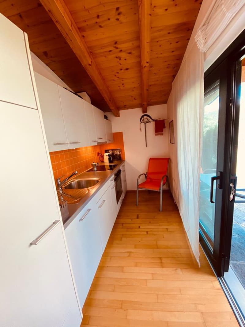 Casa unifamiliare arredata, con veranda e giardino privato in zona tranquilla e soleggiata (7)