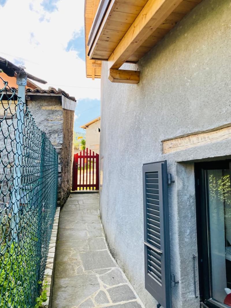 Casa unifamiliare arredata, con veranda e giardino privato in zona tranquilla e soleggiata (15)