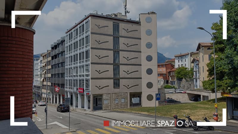 Commercial property with many windows, 2 floors, in the city