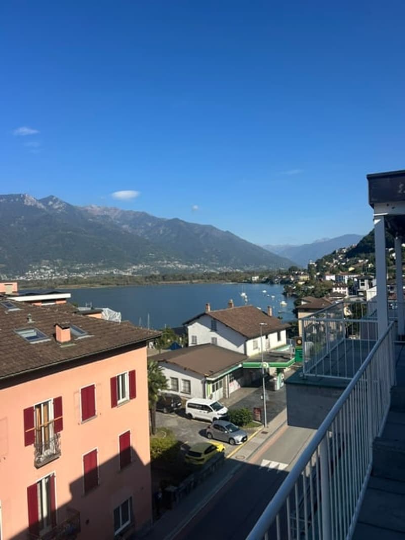 Appartamento di 3 locali completamente ristrutturato in zona tranquilla e soleggiata con vista lago (1)