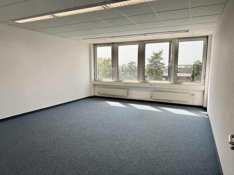 60 m2 plus Büro in Baar mit Sitzungszimmer, Lounge, Küche und WC (2)